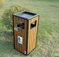 女孩撿垃圾扔進分類果皮箱,赤子之心令人稱贊