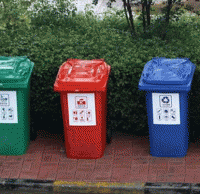 環(huán)保分類垃圾桶進(jìn)小區(qū)