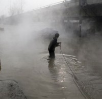 建筑垃圾填入污井導(dǎo)致西安街頭水漫金山