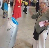 自動接物垃圾桶小發(fā)明,或?qū)⒏淖內(nèi)藗內(nèi)永绞? width=