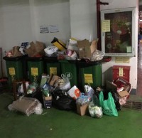 深圳撤出上百小區分類垃圾桶 業主沒處扔垃圾堆物業門口