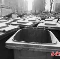 北京小區物業垃圾桶堵門,以新換舊是好事,掃尾工作也要落實