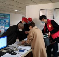 半山社區(qū)為半山家苑每戶家庭發(fā)放分類垃圾桶