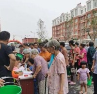 崔寨街道開展社區免費發放分類垃圾桶活動!