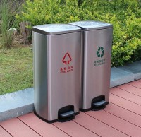 配合垃圾分類 爭(zhēng)做文明學(xué)生