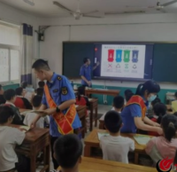 行政執法局開展開學季垃圾分類進校園宣傳活動